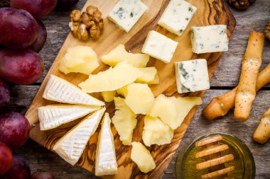 Peynir tabağı: Camembert peyniri, mavi peynir portre, ekmek sopa, ceviz, bal, üzüm