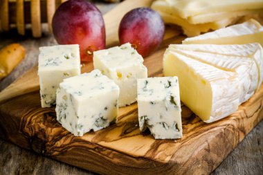 Mavi peynir ve bir ahşap tahta camembert yakın çekim