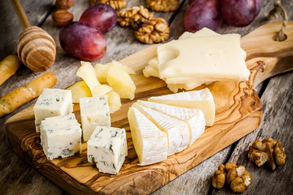 Сыр: Emmental, Camembert, Parmesan, голубой сыр, голубой сыр, с грецкими орехами и виноградом — стоковое фото