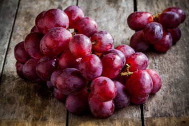 olgun organik üzüm ahşap arka plan üzerinde Şubesi