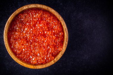 bir ahşap kase taze kırmızı havyar 