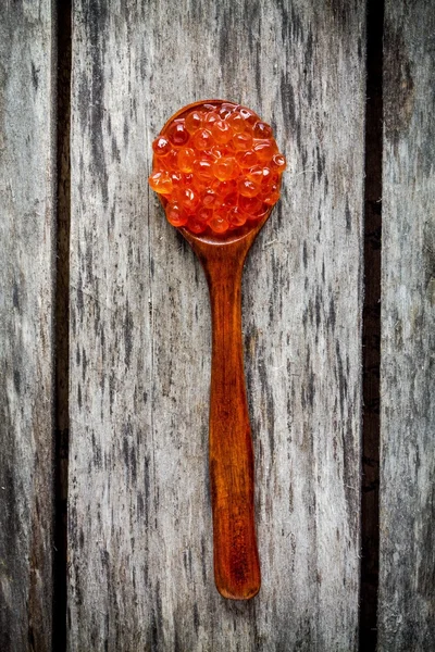 Bir tahta kaşık taze kırmızı havyar — Stok fotoğraf