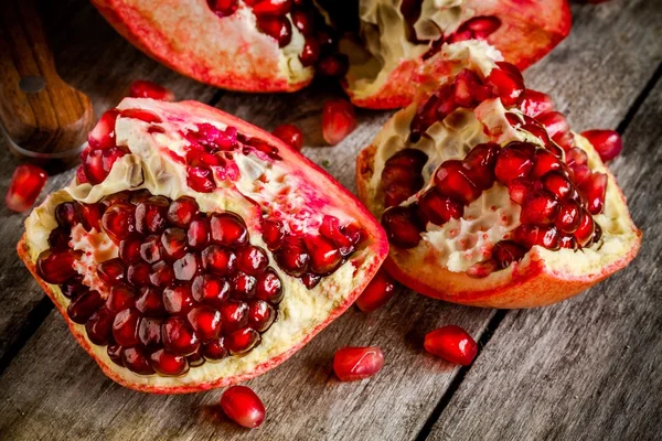 Cereali di melograno di rubino primo piano su un tavolo — Foto Stock