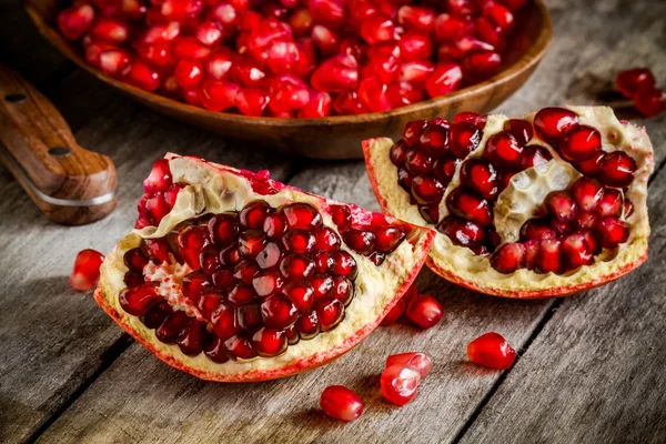 Ruby granatäpple korn närbild på ett bord — Stockfoto