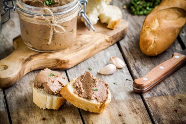sandviç kahvaltıda ev yapımı tavuk karaciğer pate