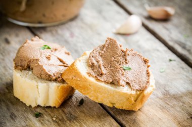 ev yapımı tavuk karaciğer pate baget ile 