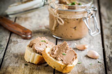 ev yapımı tavuk karaciğer pate kavanozun içinde 