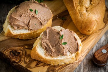 sandviç kahvaltıda ev yapımı tavuk karaciğer pate