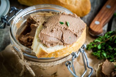 ev yapımı tavuk karaciğer pate baget closeup ile