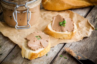 ev yapımı tavuk karaciğer pate baget ile 
