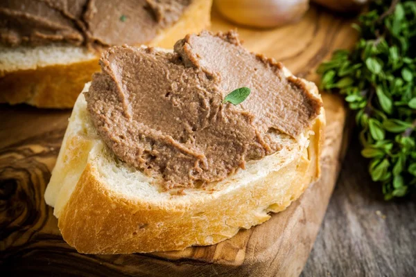 Bocadillos con paté de hígado de pollo casero primer plano — Foto de Stock