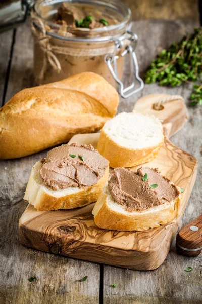 Homemade chicken liver pate with fresh baguette — Stock Photo, Image