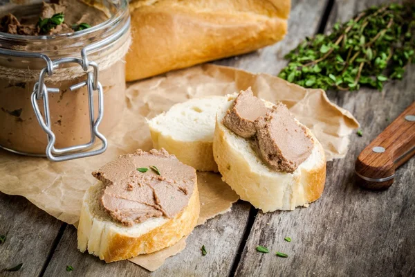 ev yapımı tavuk karaciğer pate baget ve kekik ile 