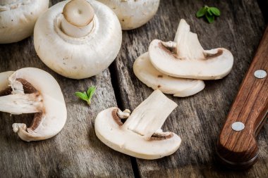 rustik ahşap bir masa üzerinde ham dilimlenmiş petrol yakın çekim