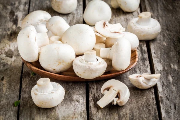 Сырые свежие грибы в миске — стоковое фото