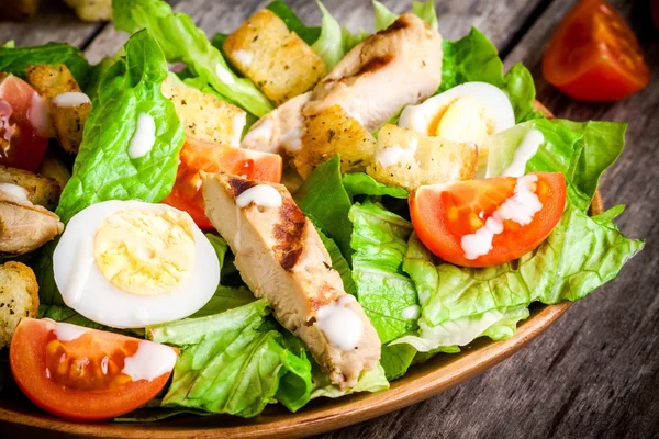 Kızarmış tavuklu, kiraz domatesli Sezar salatası.