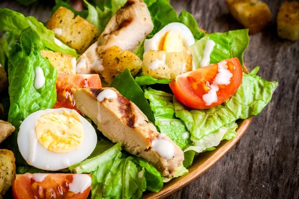 Salada Caesar com ovos de codorna, tomate cereja e frango grelhado — Fotografia de Stock