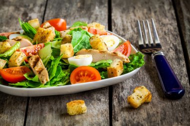 Sezar salatası kruton, bıldırcın yumurtası, kiraz domates ve ızgara tavuk