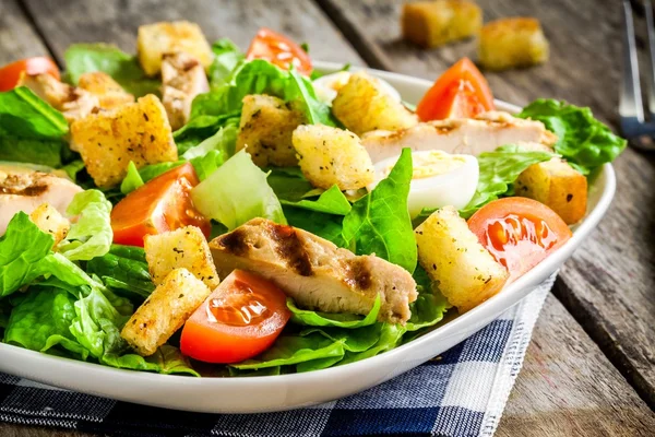 Caesar-Salat mit Croutons, Wachteleiern, Kirschtomaten und gegrilltem Huhn — Stockfoto