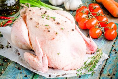 Kekik, biber, domates, havuç rustik bir tablo ile organik çiğ tavuk