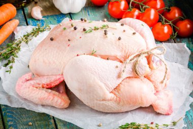 kekik, domates, havuç ve sarımsak rustik bir tablo ile organik çiğ tavuk