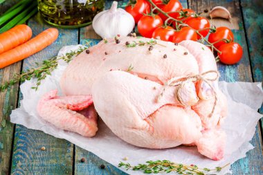 kekik, domates, havuç rustik bir tablo ile organik çiğ tavuk