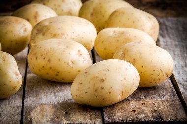 Eski tabloyu taze organik Çiğ patates