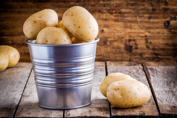 Patatas crudas orgánicas frescas en un cubo — Foto de Stock