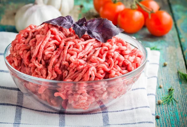 Carne picada orgânica fresca crua em uma tigela — Fotografia de Stock