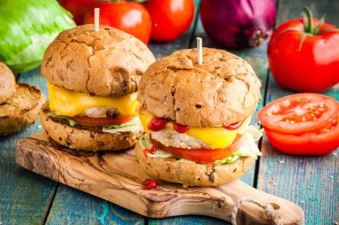 taze sebze ile ev yapımı chikenburgers