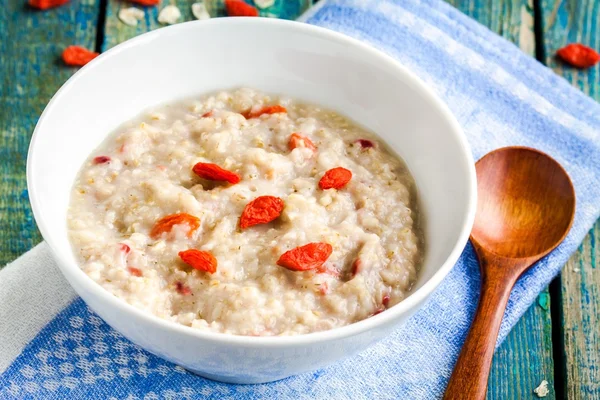 Harina de avena con bayas goji — Foto de Stock