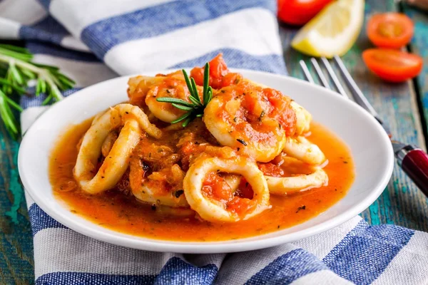 Anillos de calamar guisados en salsa de tomate —  Fotos de Stock