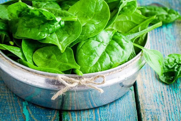 Raw fresh organic spinach in a bowl closeup — Stock Photo, Image