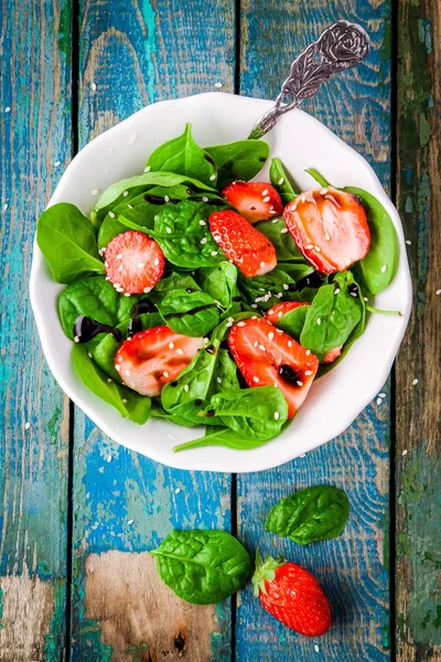 Salada com espinafre fresco e morangos com molho balsâmico e gergelim — Fotografia de Stock
