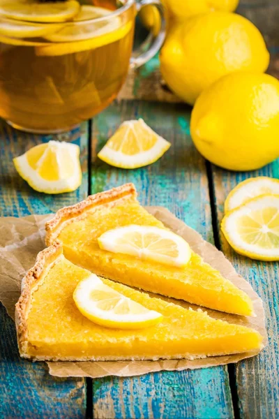 Two pieces of lemon tart with slice of lemons — Stock Photo, Image