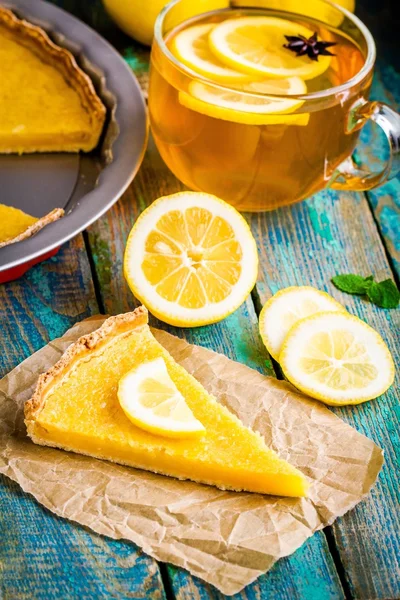 Кусочек лимонного пирога с чашкой чая — стоковое фото