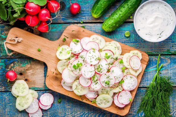 Potato salad with fresh radishes in a white bowl  with dill and green onion — Stock Photo, Image