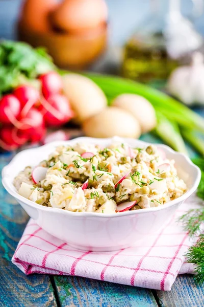 Dereotu ve yeşil soğan ile beyaz bir kase taze turp salatası patates — Stok fotoğraf