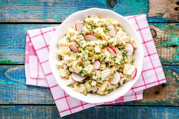 Aardappelsalade met verse radijs in een witte kom met dille en groene ui — Stockfoto