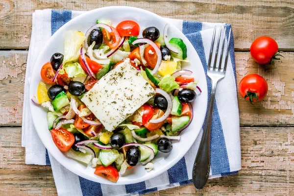 Salada grega de tomate orgânico, pepino, cebola vermelha, azeitonas e queijo feta — Fotografia de Stock