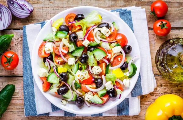 Salada grega de tomate orgânico, pepino, cebola vermelha, azeitonas e queijo feta — Fotografia de Stock