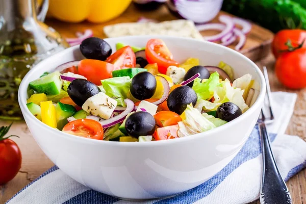 Salată grecească de roșii organice, castraveți, ceapă roșie, măsline și brânză feta — Fotografie, imagine de stoc