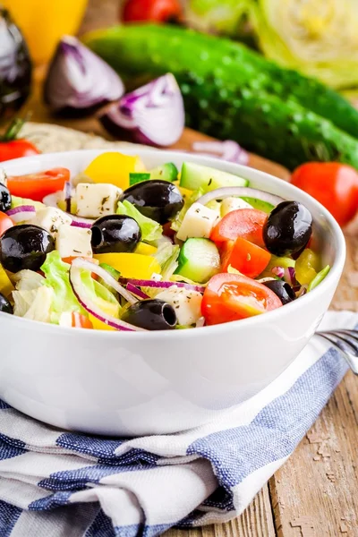 Insalata greca di pomodori biologici, cetriolo, cipolla rossa, olive e formaggio feta — Foto Stock