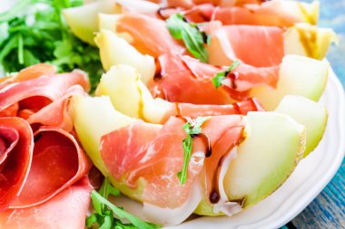 kavun salatası jambon, roka yaprakları ve balsamik sos closeup ince dilimleri ile