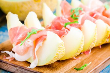 jambon ve roka yaprakları ince dilim kavun