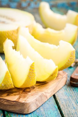 kesme tahtası üzerinde taze kavun dilimleri