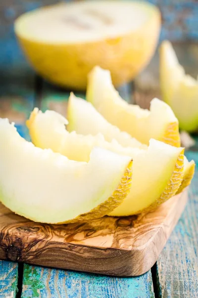 Slices of fresh melon on cutting board — Stock Photo, Image