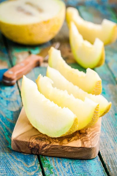 Slices of fresh melon on cutting board — Stock Photo, Image