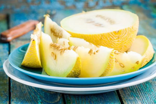 Rodajas de melón fresco en un plato —  Fotos de Stock