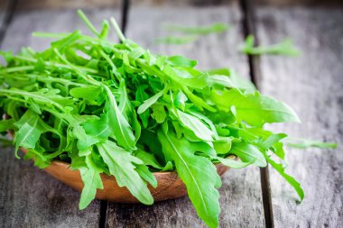 Bir ahşap kase taze organik roka 